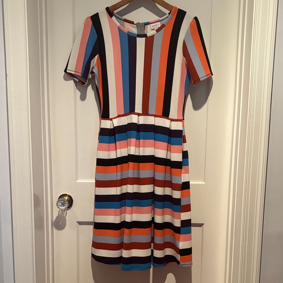 LuLaRoe Dresses & Skirts - LuLaRoe Amelia striped dress in crepe material with pockets
